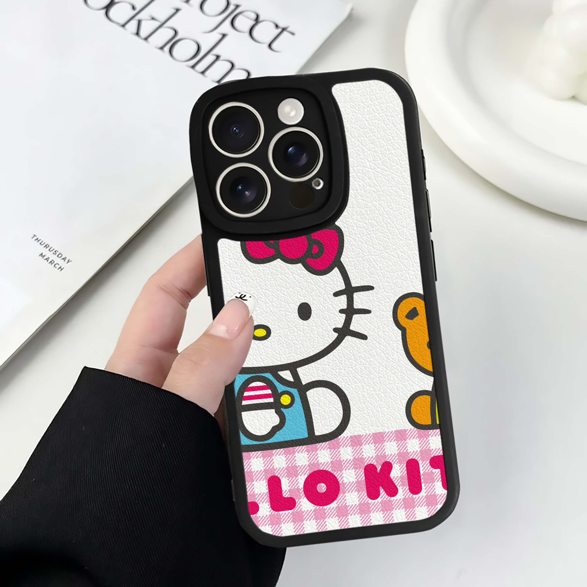 （画像用） Hello Kitty ハローキティ 【iPhone 16シリーズ対応】シリコンスマホケース（レザー調） 材質：シリコン